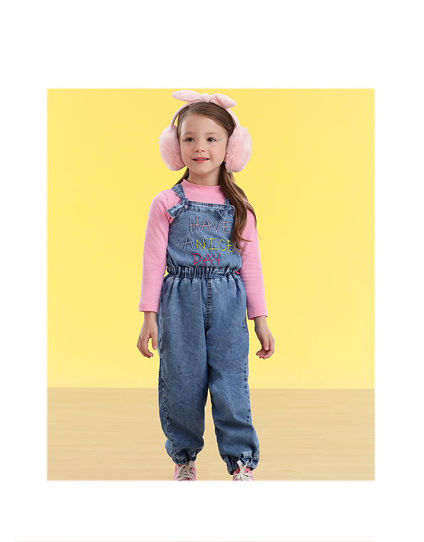 Jardineira-jeans-com-elastico-e-bordado-infantil-feminina-Mon-Sucre-Carambolina-31078-modelo.jpg