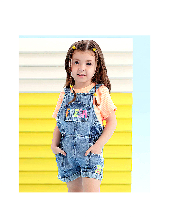 Jardineira-jeans-infantil-feminina-com-bordado-Mon-Sucre-Carambolina-31749-modelo.jpg
