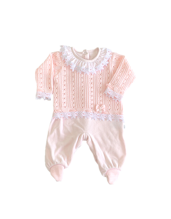 Macacão-feminino-plush-com-tricot-com-bordados-em-guipir-rosa—Beth-Bebê—Carambolina—32603
