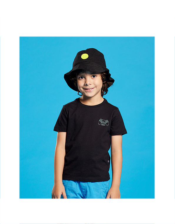Camiseta-manga-curta-com-estampas-infantil-preta—Banana-Danger—Carambolina—33496-modelo