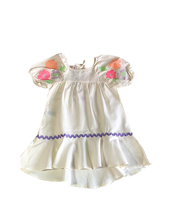 Vestido infantil-amplo com-bordados-e-detalhe-em-sianinha—Poah-Noah—Carambolina—33500