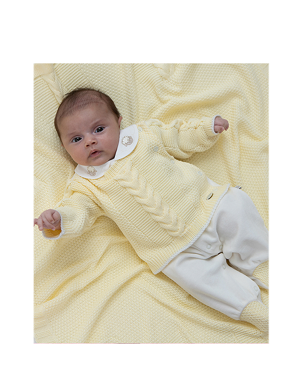 Saída-de-maternidade-amarela-unissex–em-tricot-com-bordado—Beth-Bebê—Carambolina—33911-modelo
