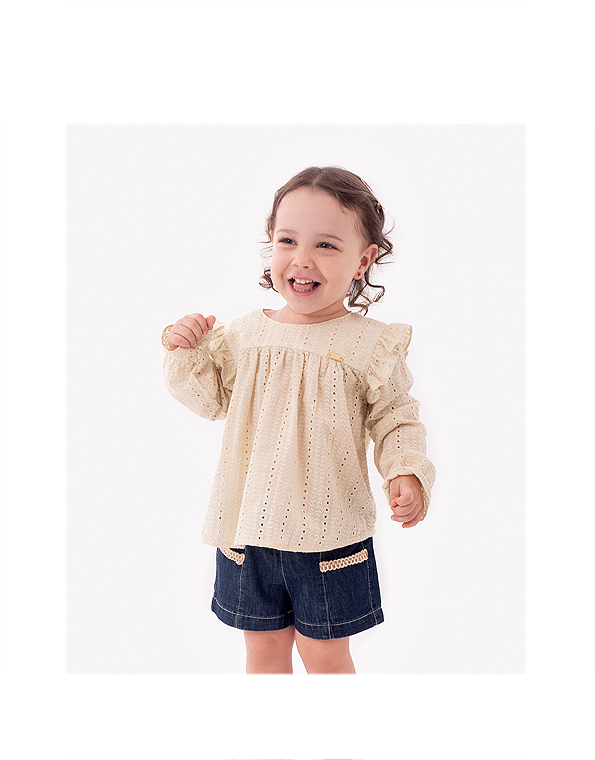 Conjunto-bata-em-laise-com-babados-e-short-jeans-infantil-feminino—Ser-Garota—Carambolina—34285-modelo