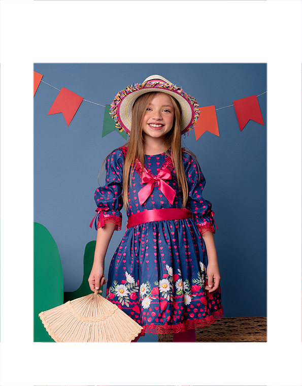 Vestido-junino-infantil-coração-azul-com-aplicação-de-fitas-e-rendas—Carambolina—34385-modelo